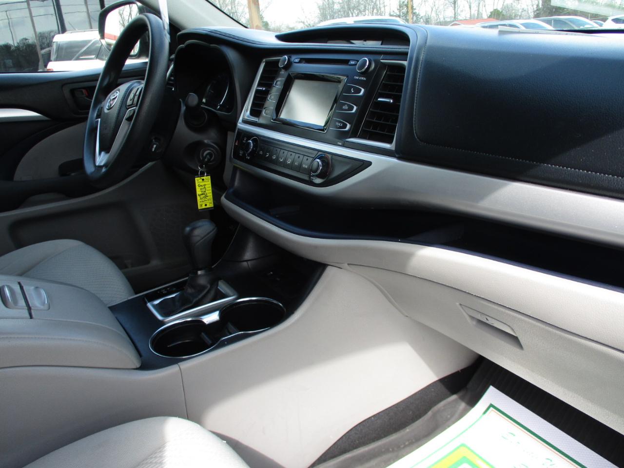 Toyota Highlander LE I4 FWD (Natl) 2017