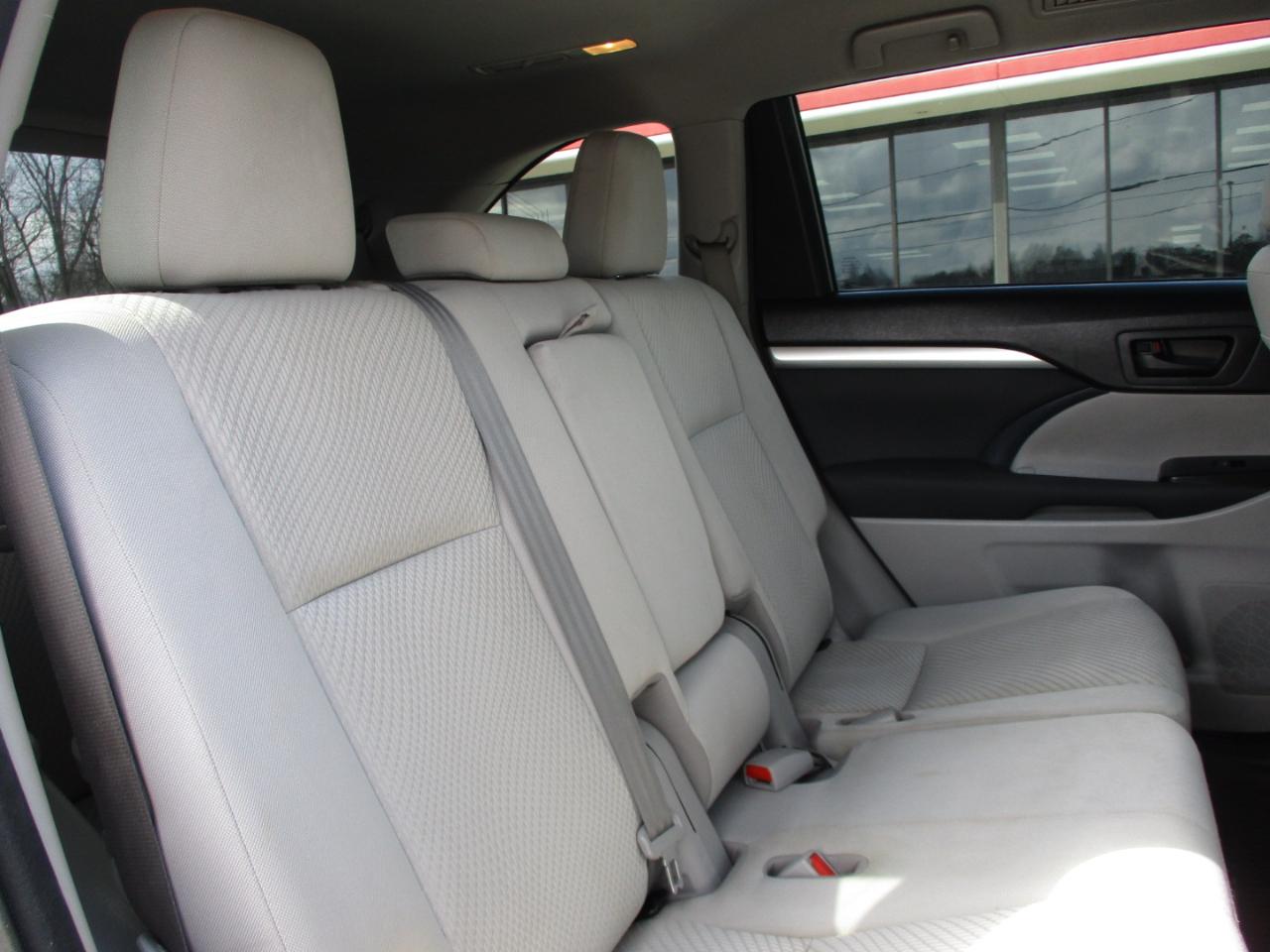 Toyota Highlander LE I4 FWD (Natl) 2017