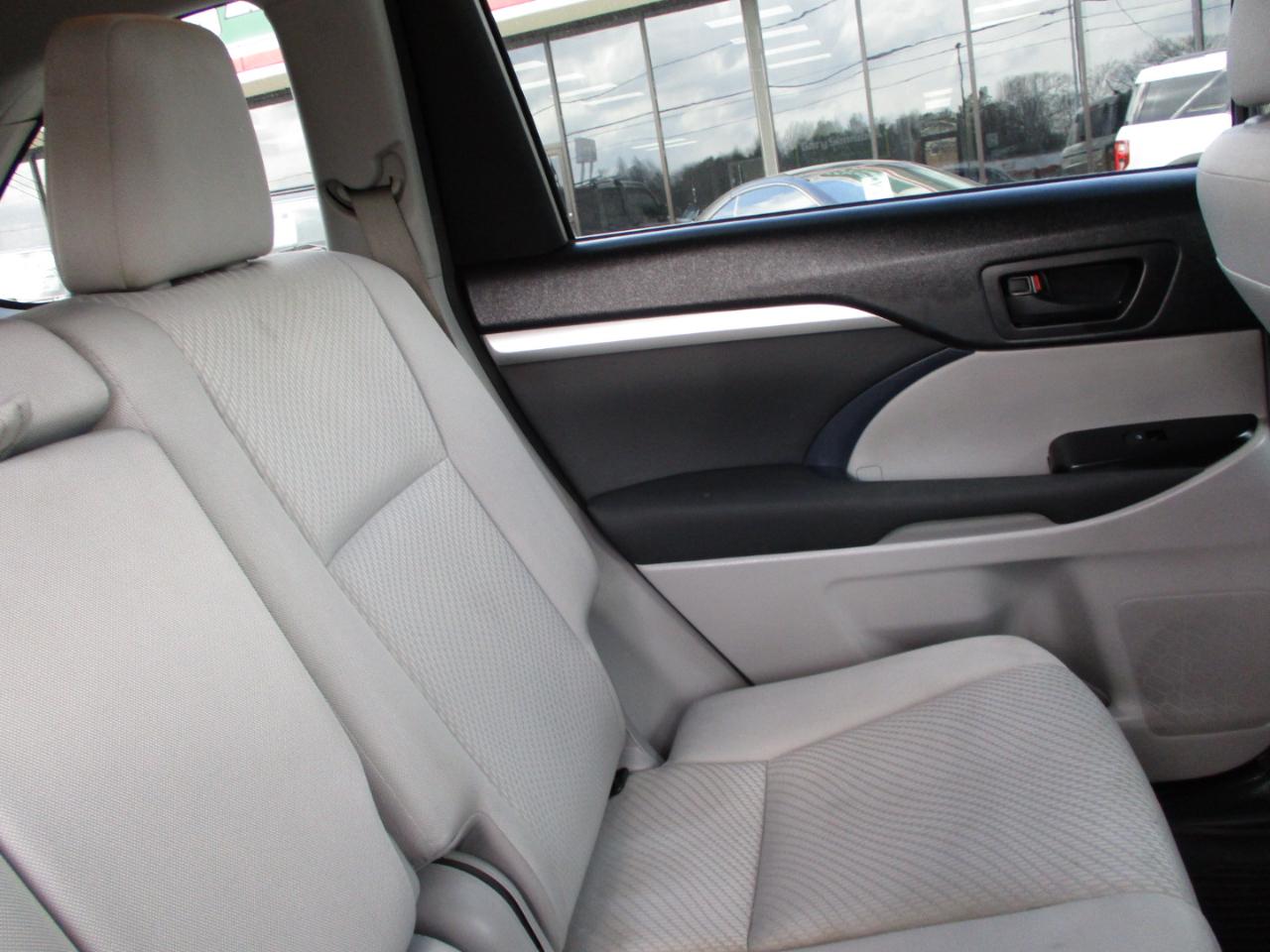 Toyota Highlander LE I4 FWD (Natl) 2017