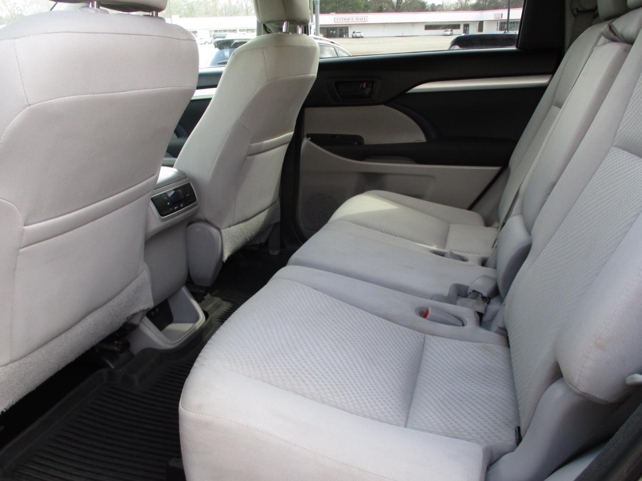 Toyota Highlander LE I4 FWD (Natl) 2017