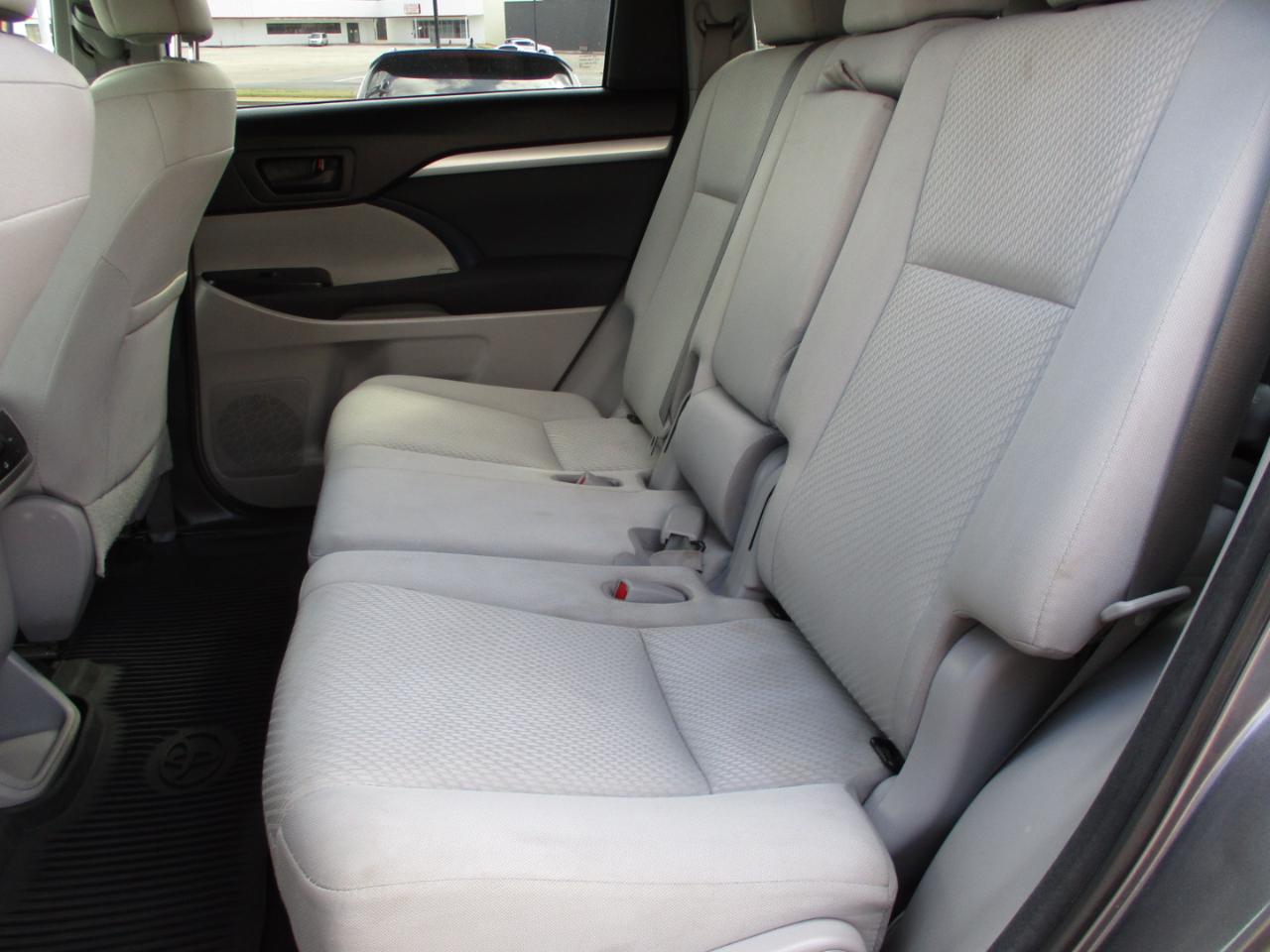 Toyota Highlander LE I4 FWD (Natl) 2017