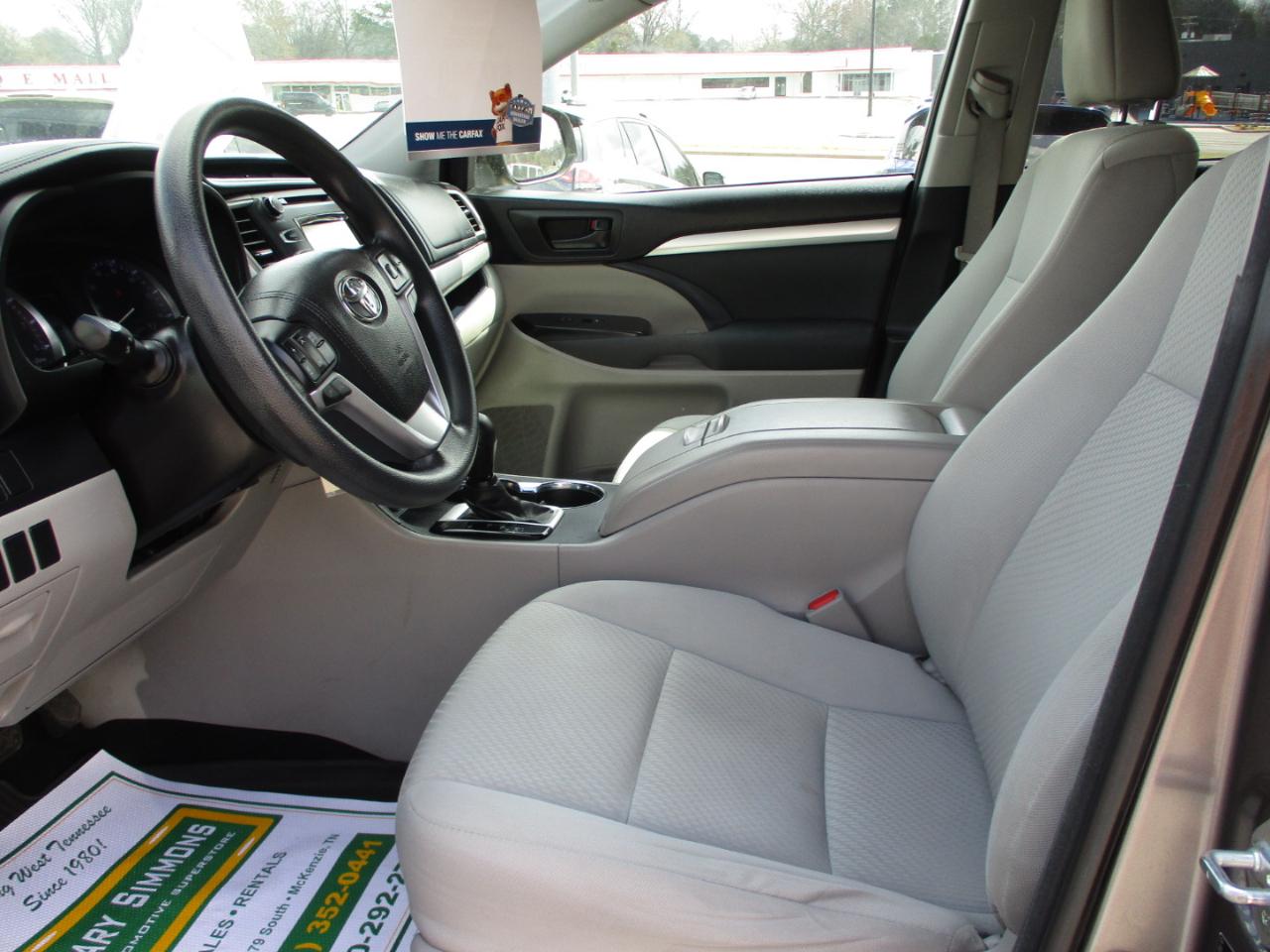 Toyota Highlander LE I4 FWD (Natl) 2017