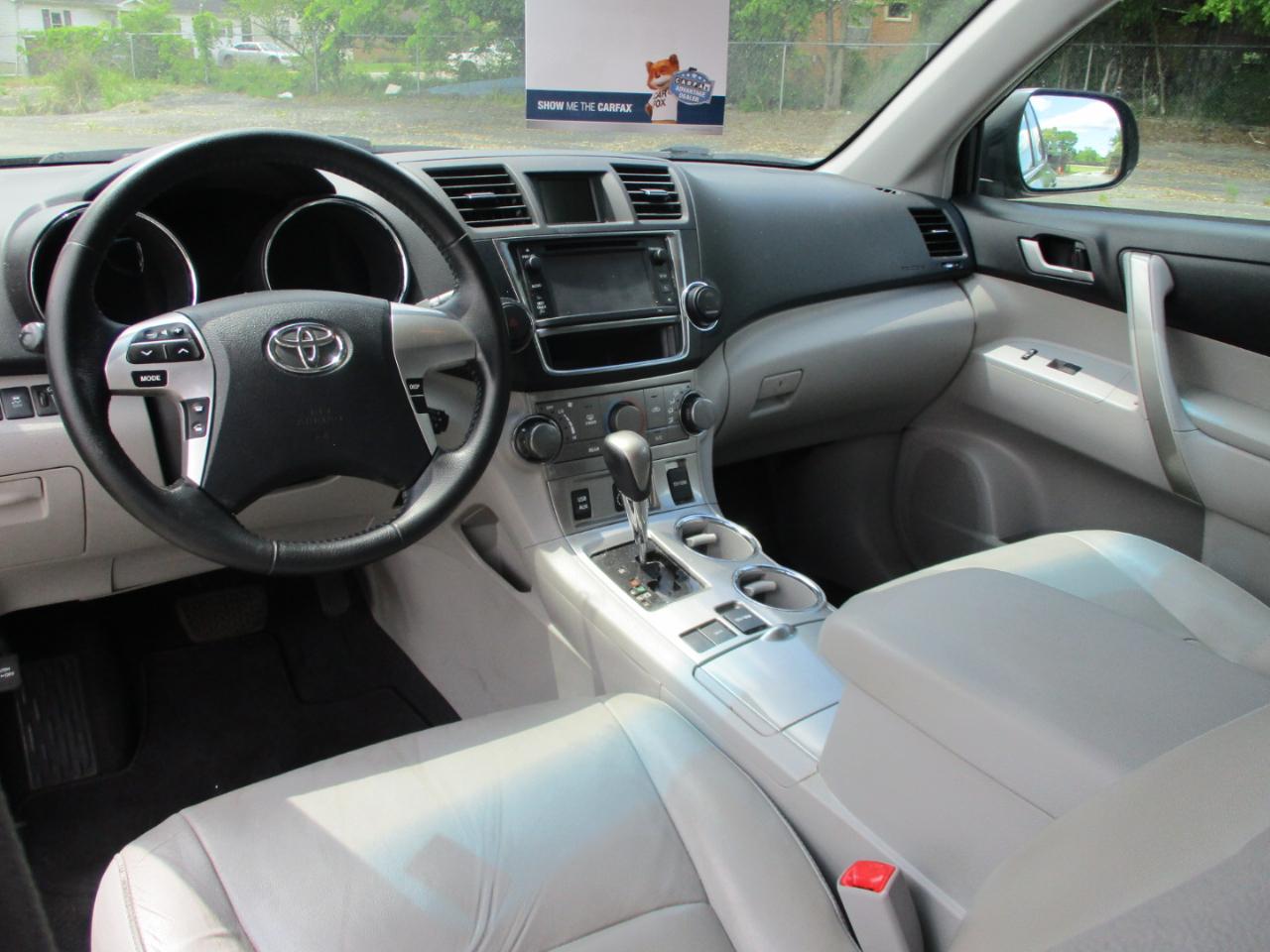 Toyota Highlander FWD 4dr V6 (Natl) 2013