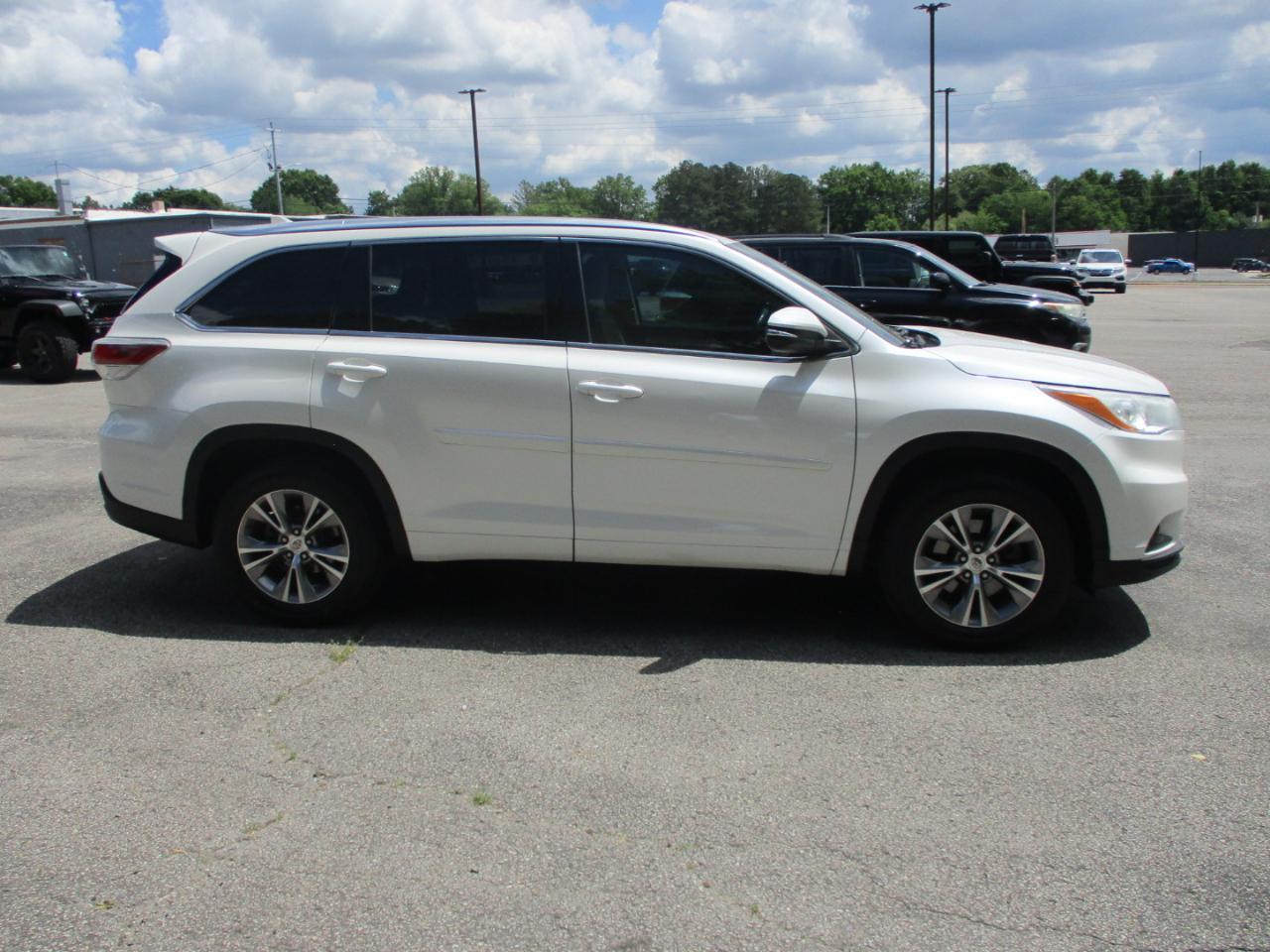 Toyota Highlander FWD 4dr V6 XLE (Natl) 2014