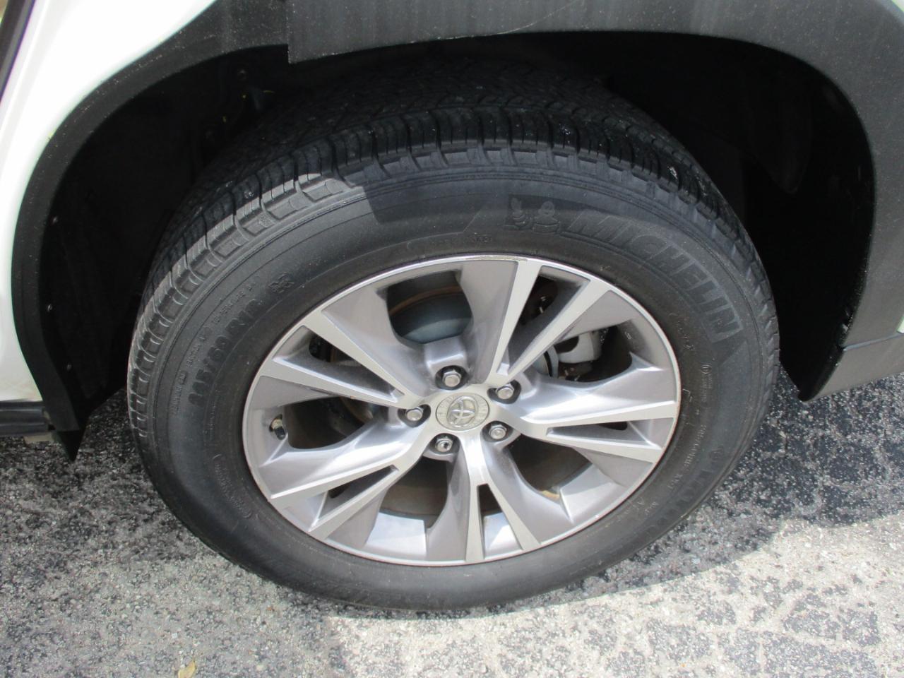 Toyota Highlander FWD 4dr V6 XLE (Natl) 2014