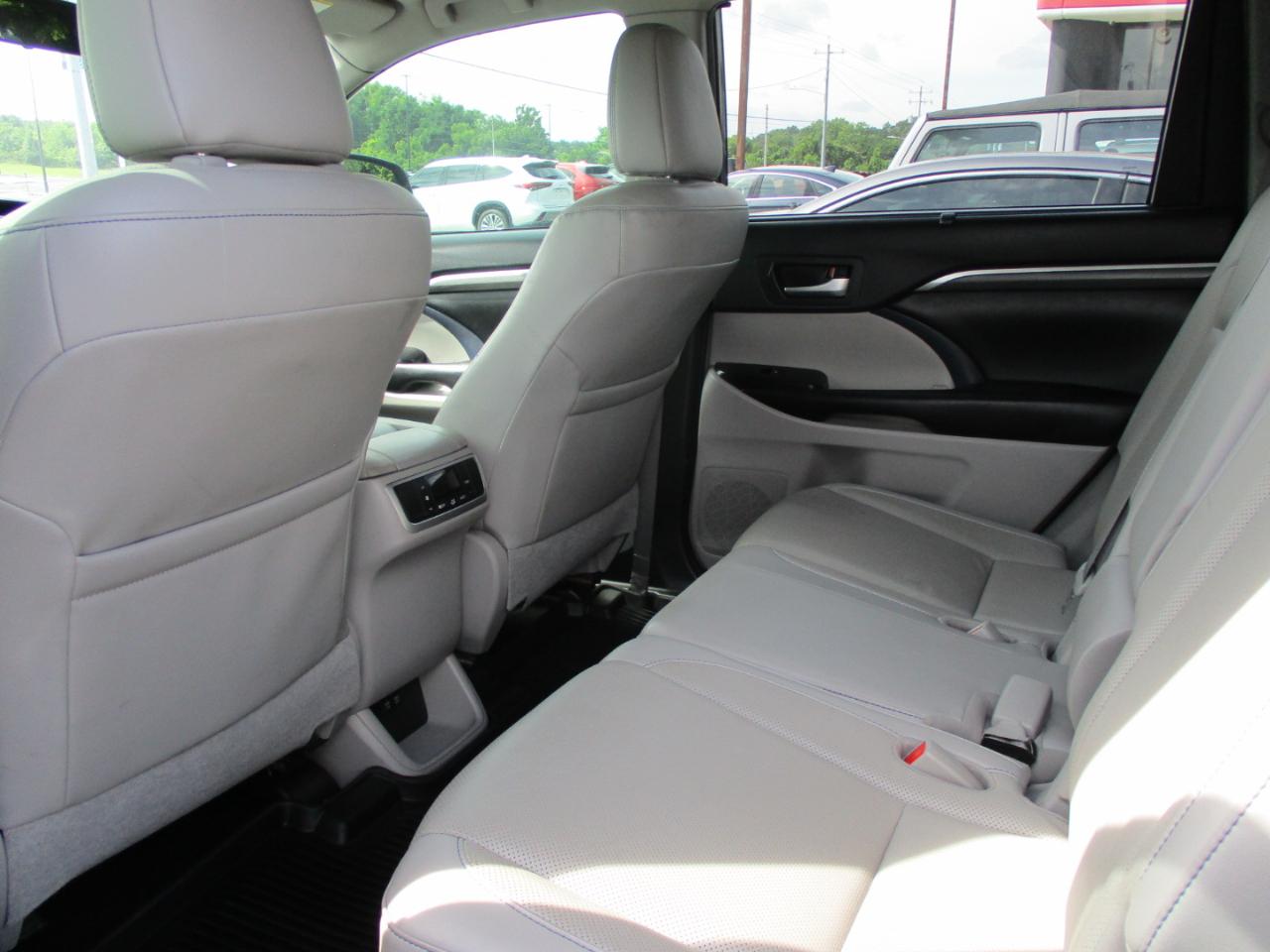 Toyota Highlander Limited V6 FWD (Natl) 2019
