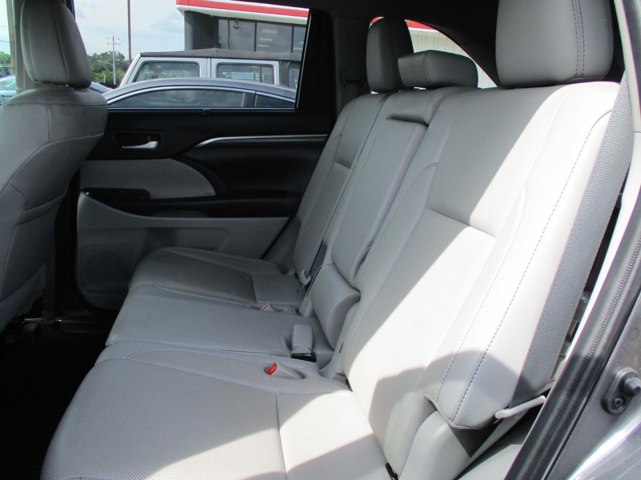 Toyota Highlander Limited V6 FWD (Natl) 2019