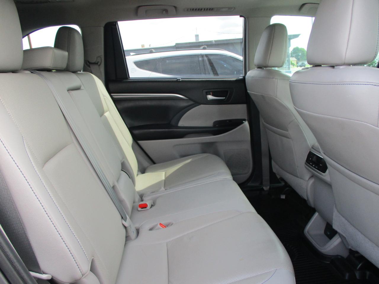 Toyota Highlander Limited V6 FWD (Natl) 2019