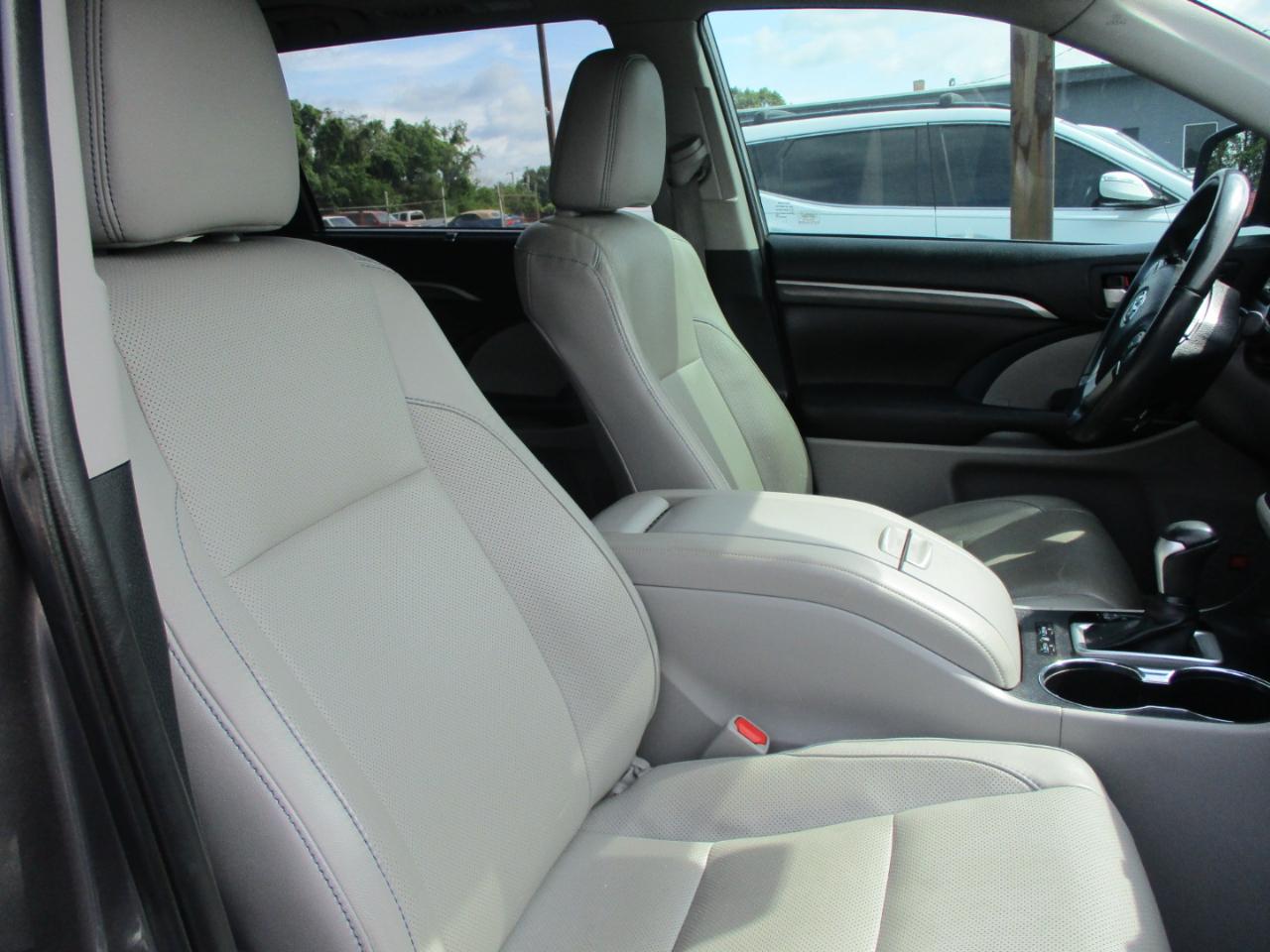 Toyota Highlander Limited V6 FWD (Natl) 2019