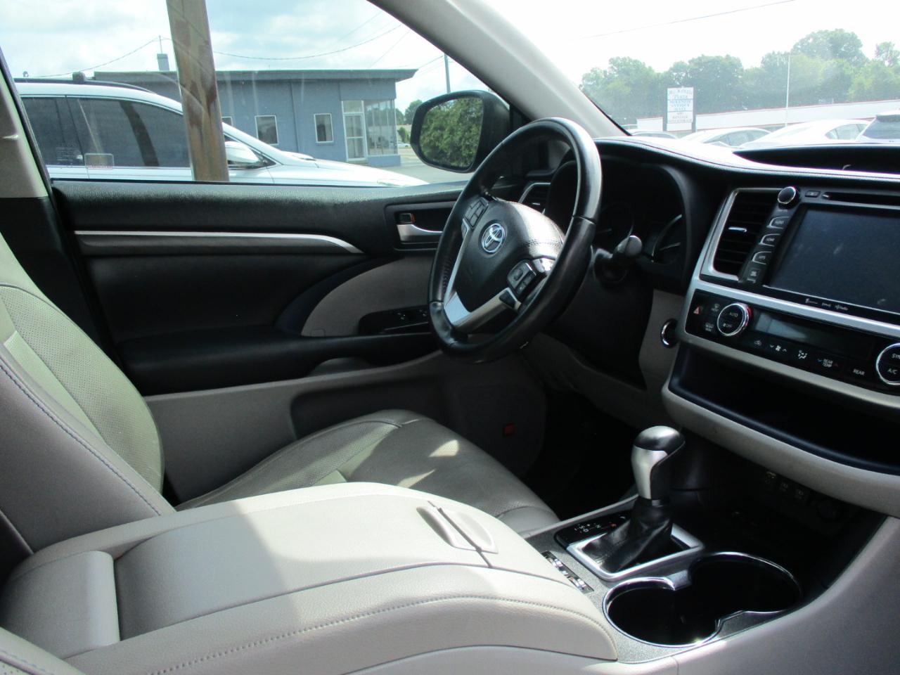 Toyota Highlander Limited V6 FWD (Natl) 2019