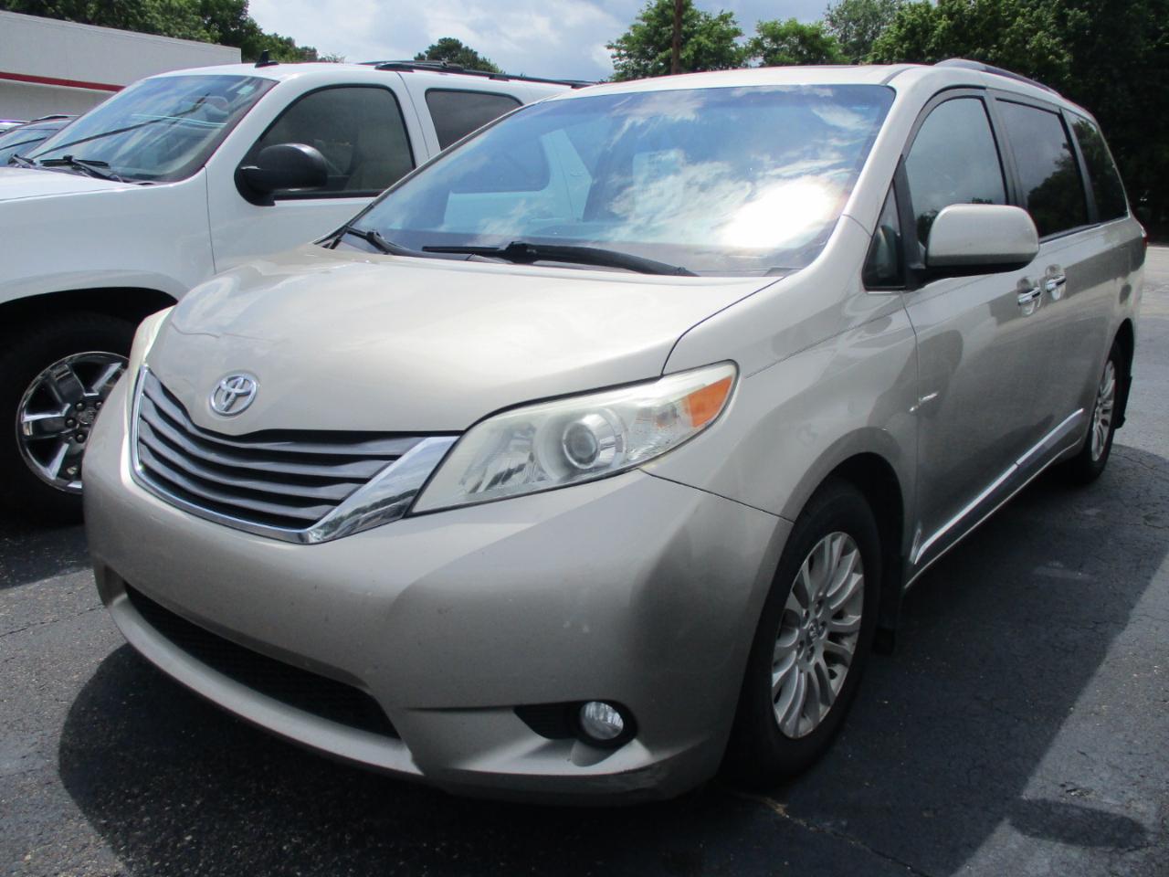 2017 Toyota Sienna XLE FWD 8-Passenger (Natl)
