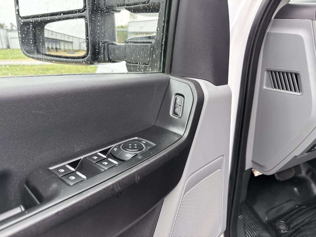 Ford F-350 SD XL Crew Cab Long Bed DRW 4WD 2024