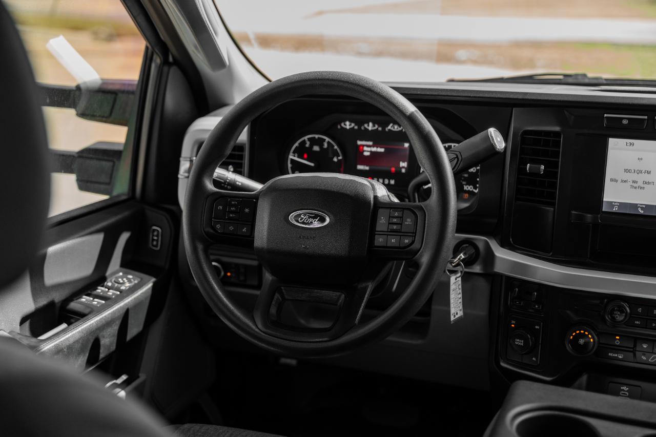 Ford F-350 SD XL Crew Cab Long Bed DRW 4WD 2024