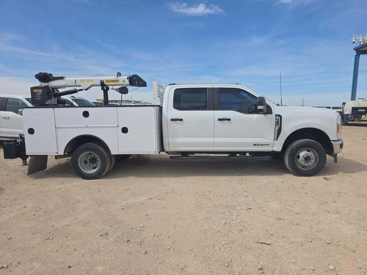 Ford F-350 SD XL Crew Cab 4WD DRW 2024