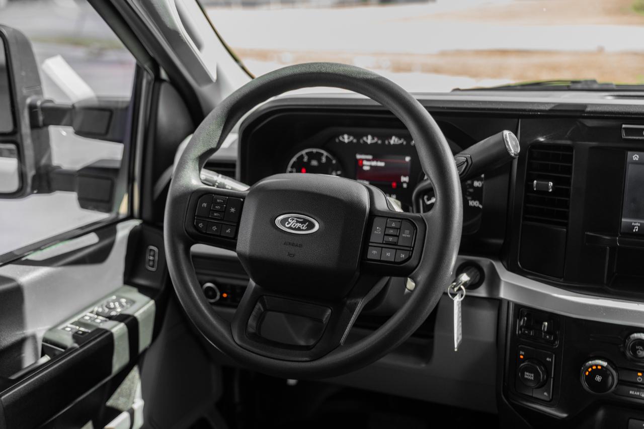 Ford F-350 SD XL Crew Cab 4WD DRW 2024