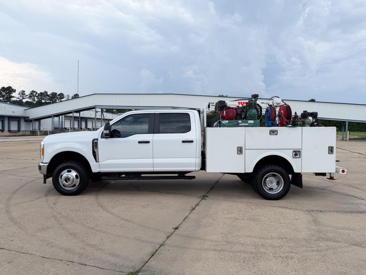 Ford F-350 SD XL Crew Cab Long Bed DRW 4WD 2023