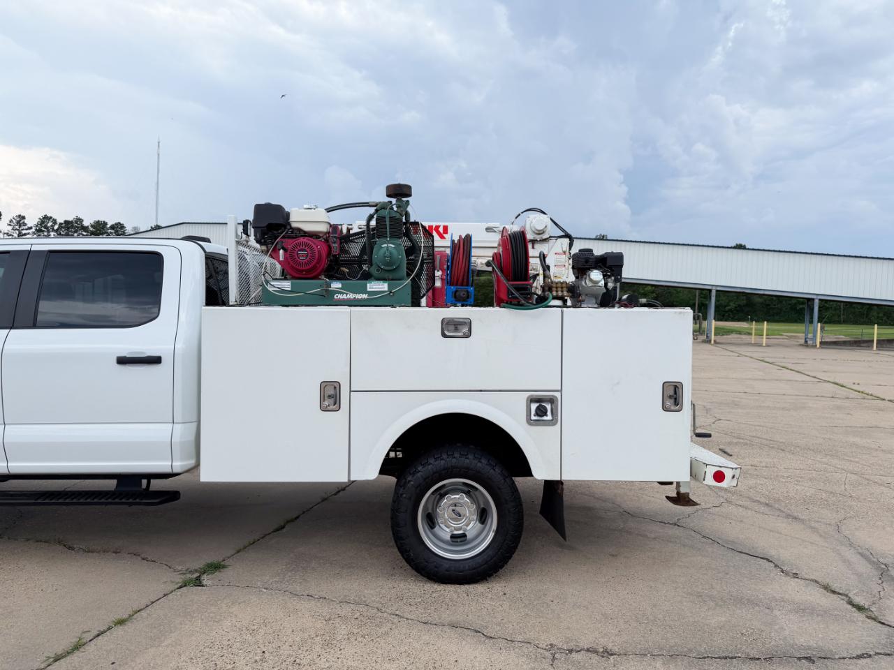 Ford F-350 SD XL Crew Cab Long Bed DRW 4WD 2023