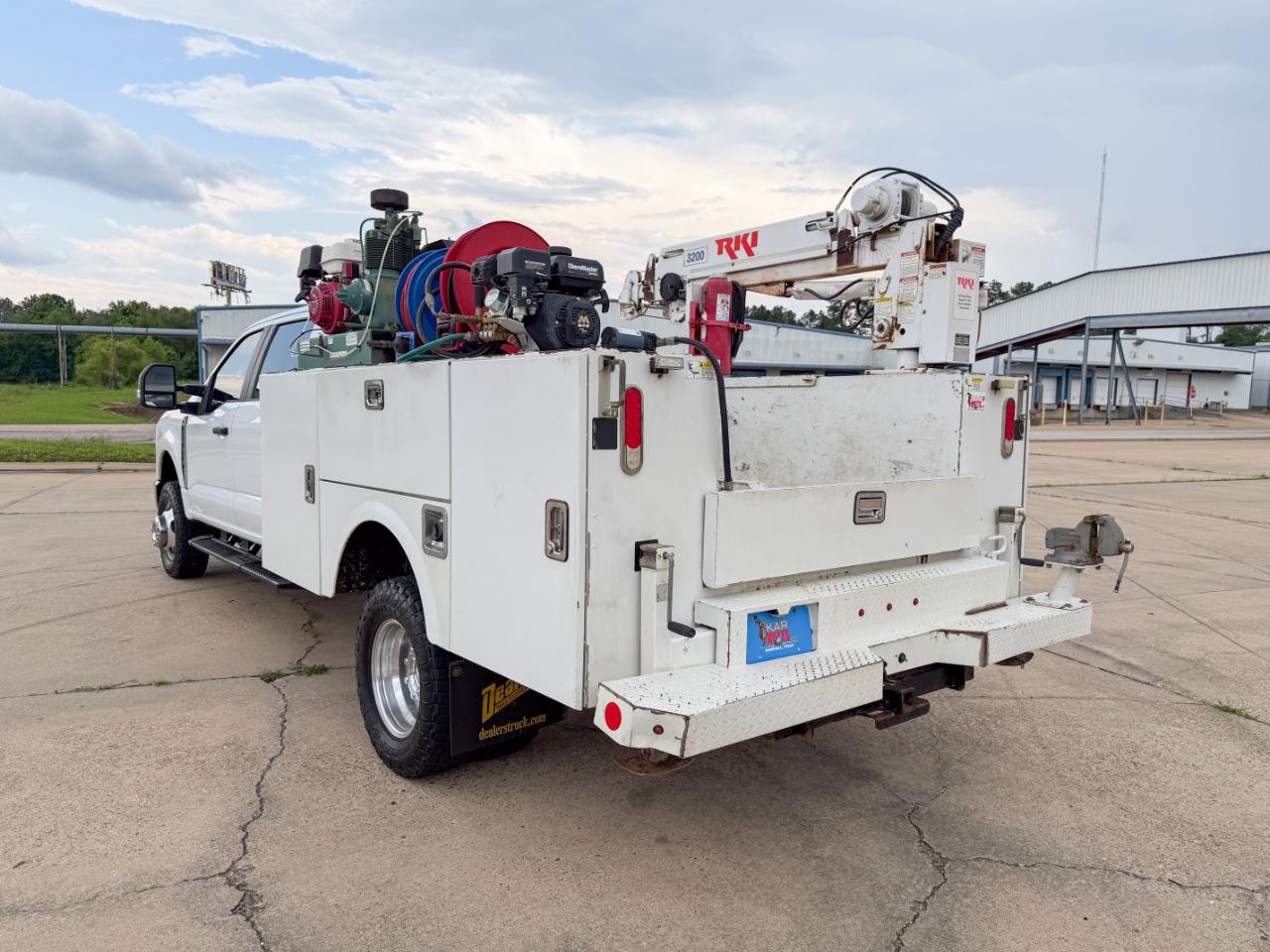 Ford F-350 SD XL Crew Cab Long Bed DRW 4WD 2023