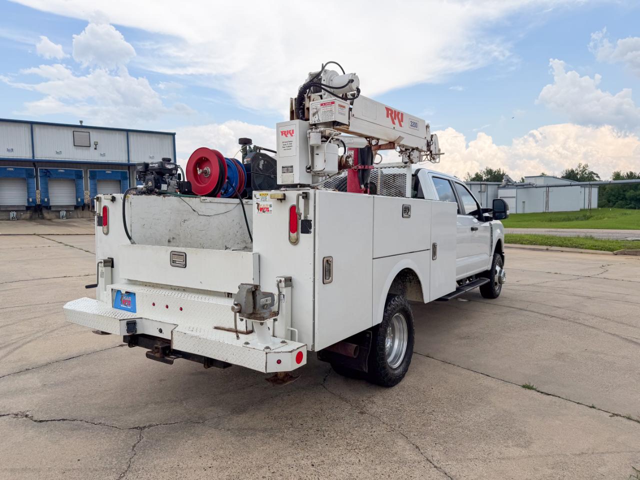 Ford F-350 SD XL Crew Cab Long Bed DRW 4WD 2023