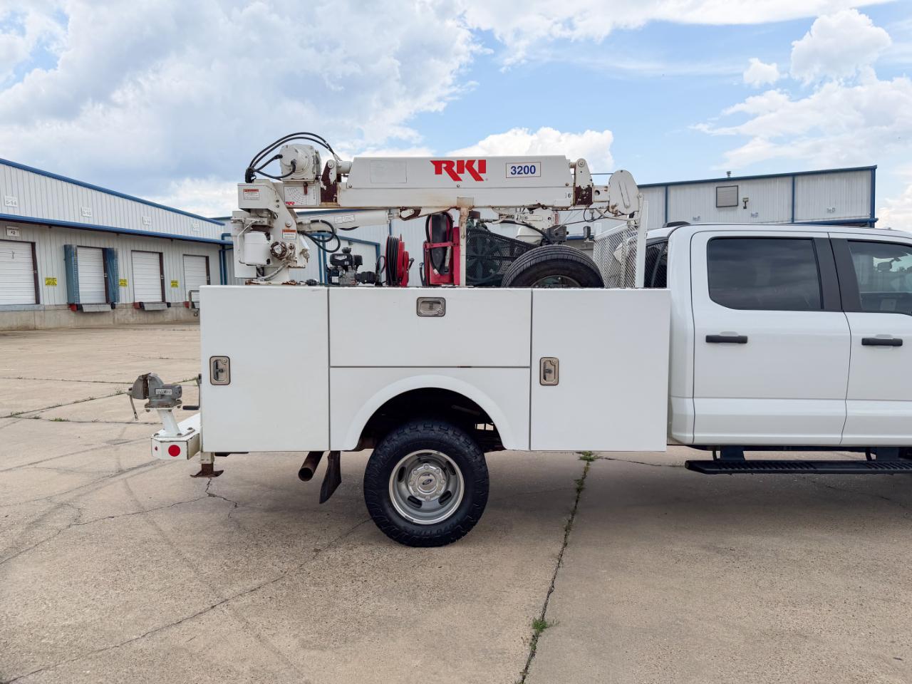 Ford F-350 SD XL Crew Cab Long Bed DRW 4WD 2023