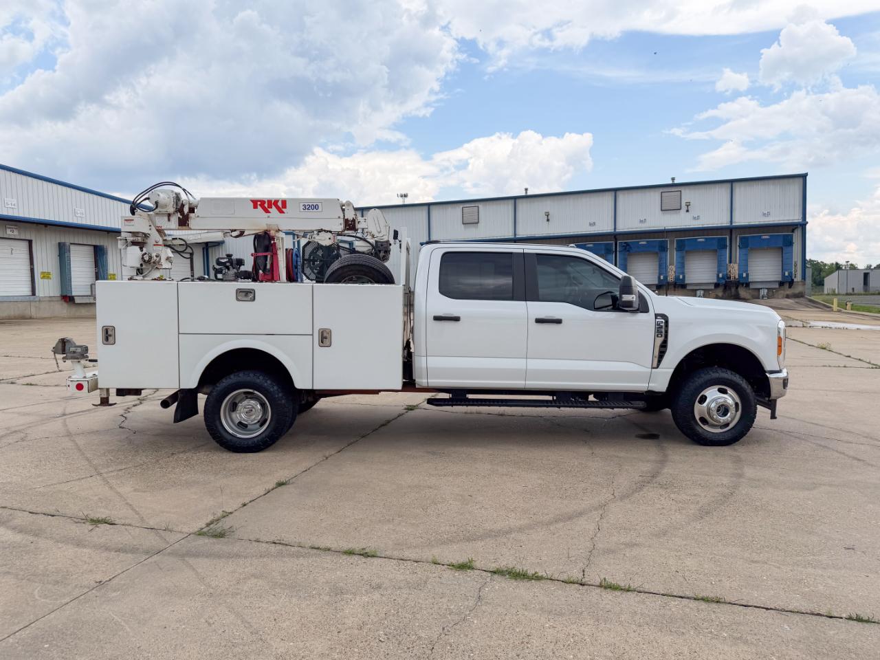 Ford F-350 SD XL Crew Cab Long Bed DRW 4WD 2023