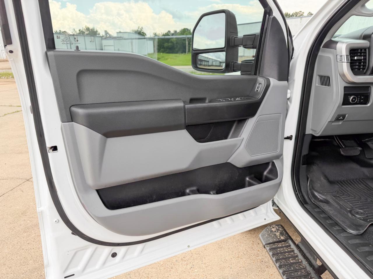 Ford F-350 SD XL Crew Cab Long Bed DRW 4WD 2023