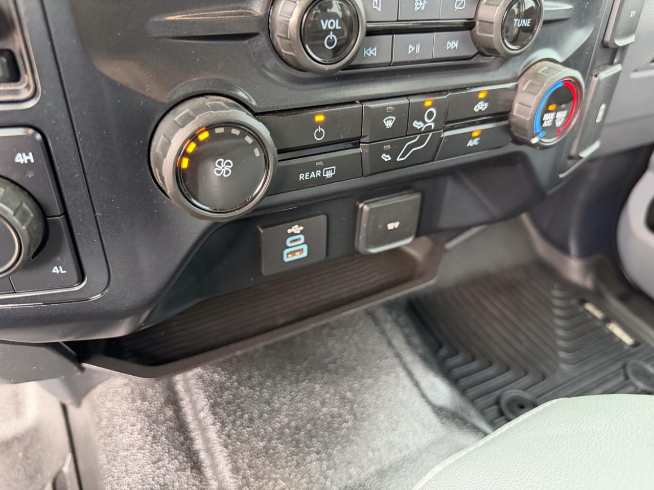 Ford F-350 SD XL Crew Cab Long Bed DRW 4WD 2023