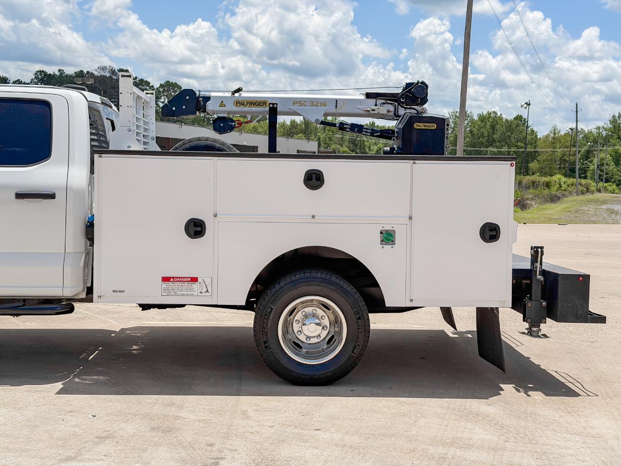 Ford F-350 SD XL Crew Cab LWB DRW 4WD 2024