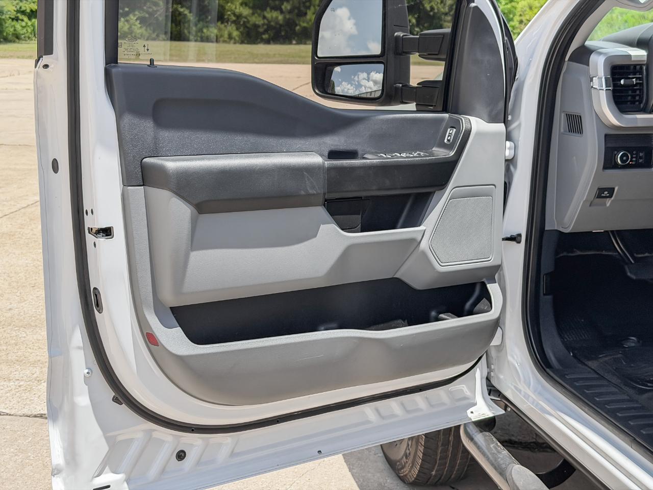 Ford F-350 SD XL Crew Cab LWB DRW 4WD 2024