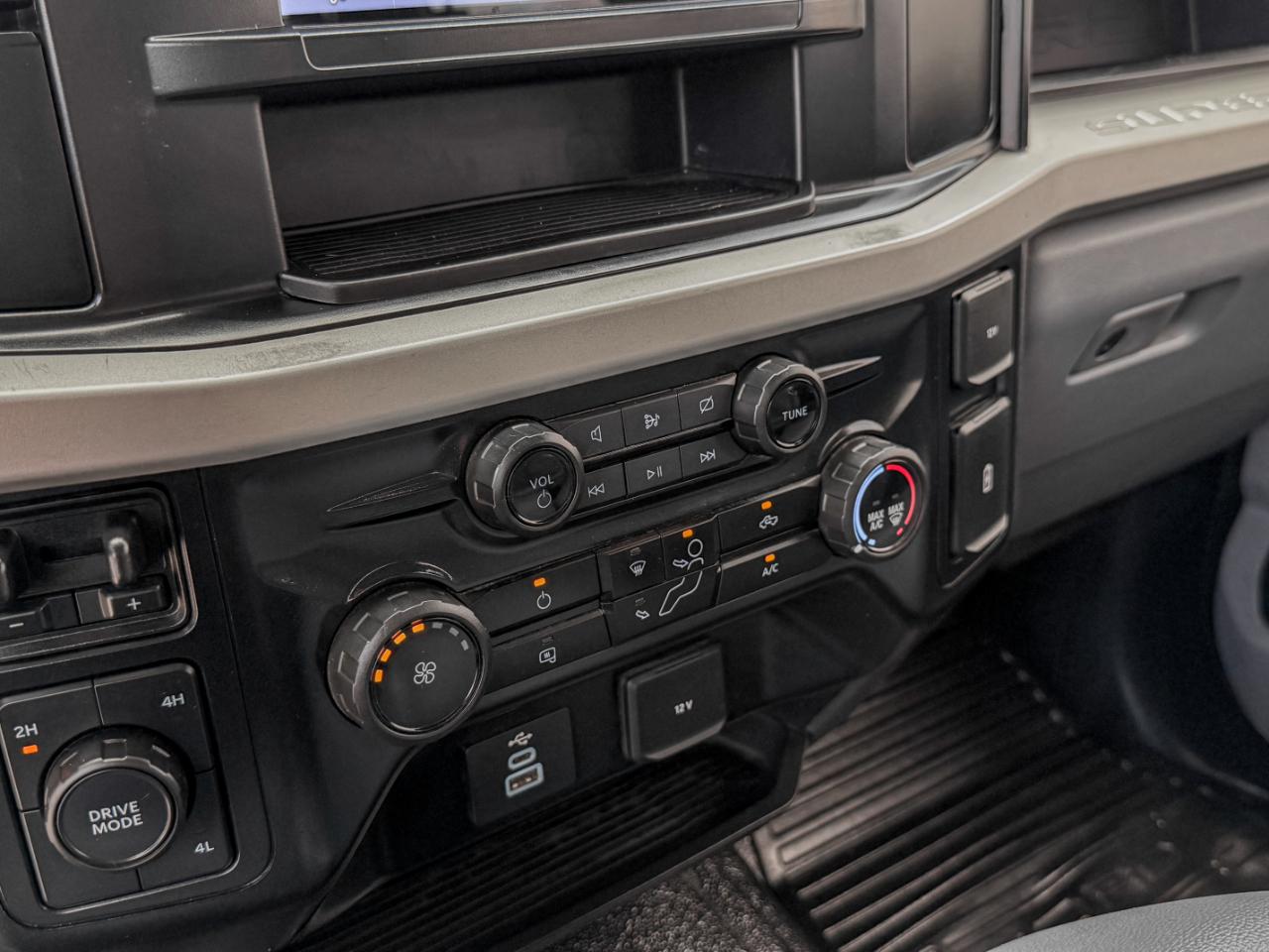Ford F-350 SD XLT Crew Cab Long Bed DRW 4WD 2024