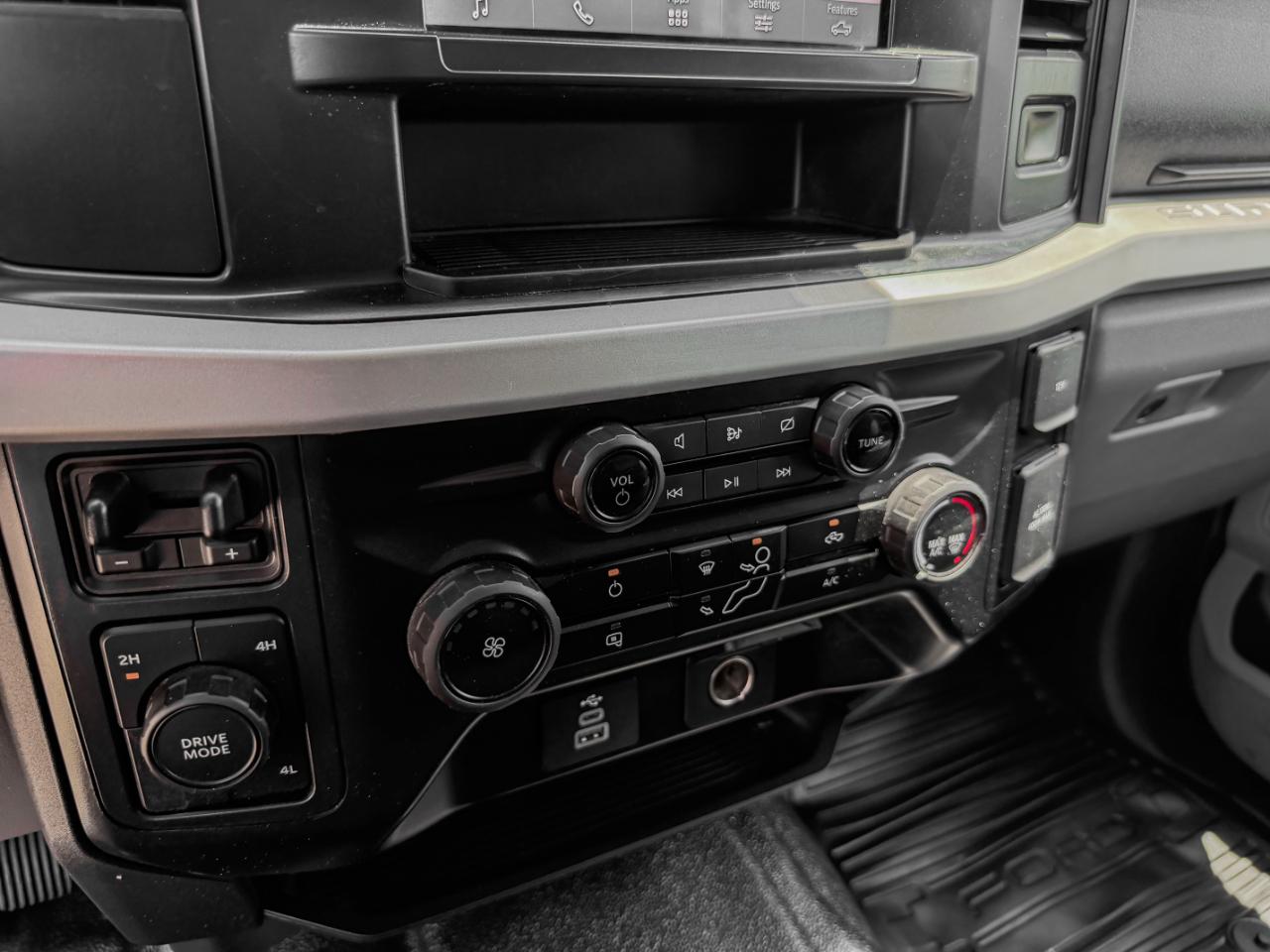 Ford F-350 SD XLT Crew Cab Long Bed DRW 4WD 2024
