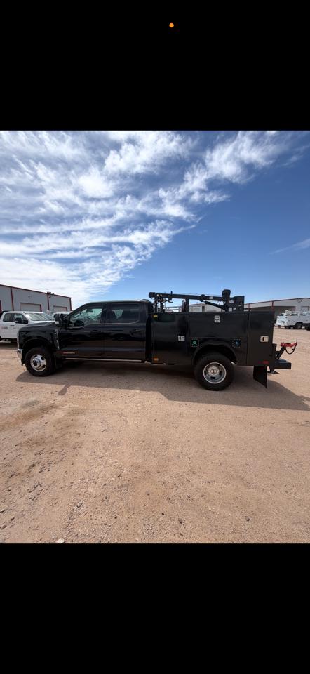 Ford F-350 SD Lariat Crew Cab Long Bed DRW 4WD 2024