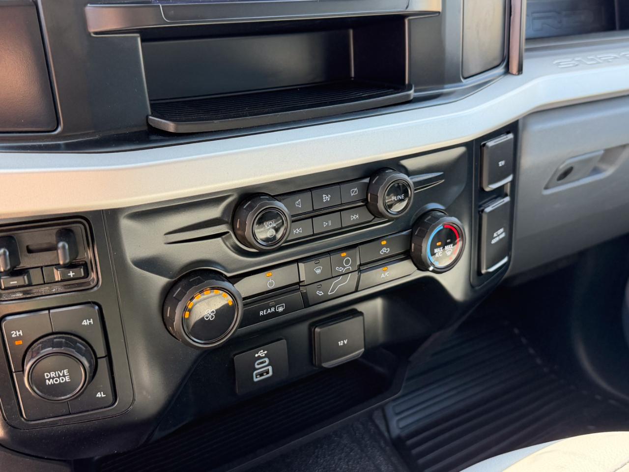 Ford F-350 SD XLT Crew Cab Long Bed DRW 4WD 2024