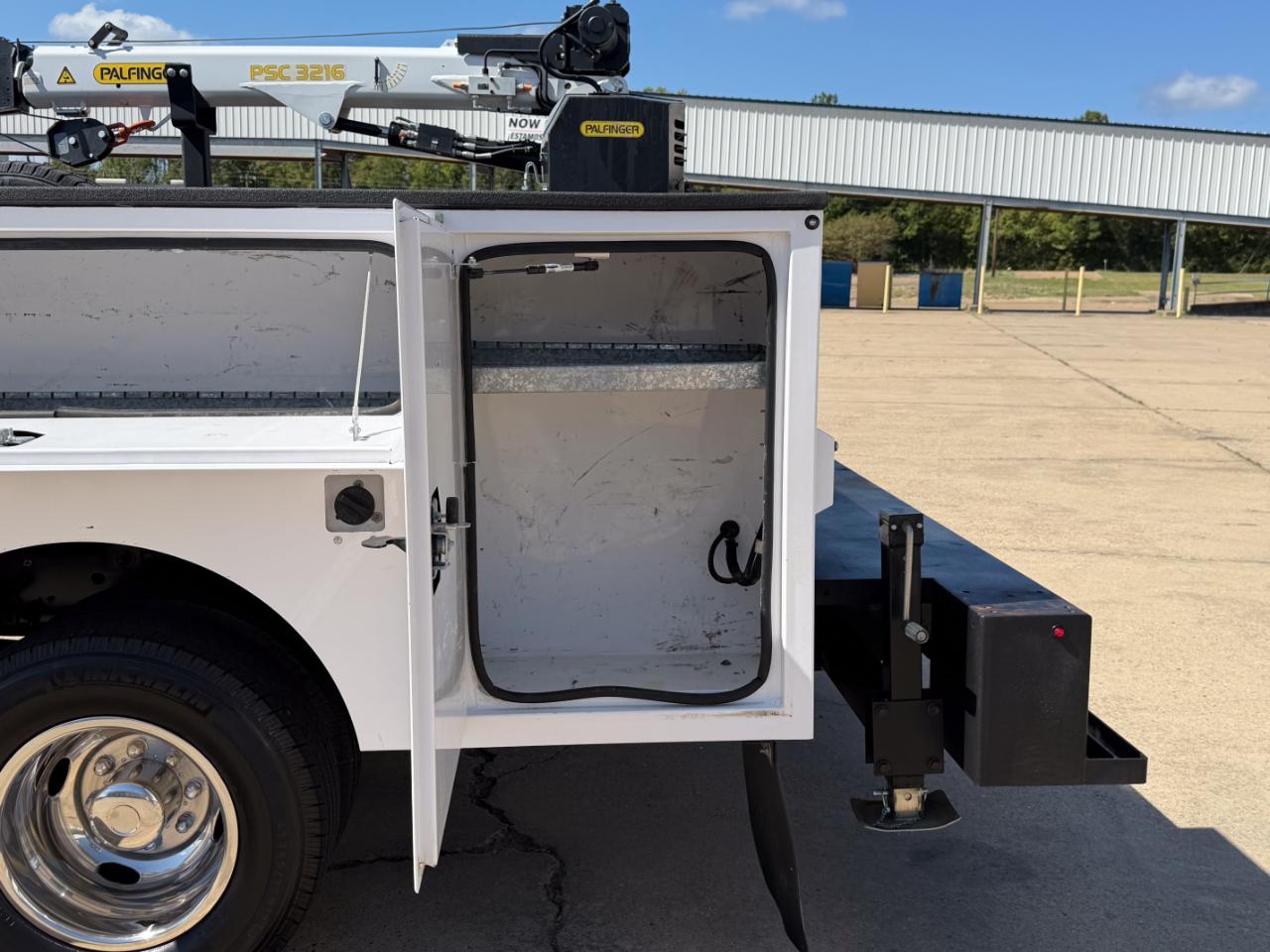 Ford F-350 SD XLT Crew Cab Long Bed DRW 4WD 2024