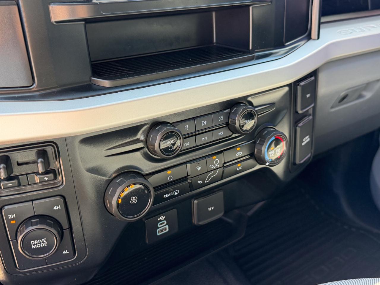 Ford F-350 SD XLT Crew Cab Long Bed DRW 4WD 2024