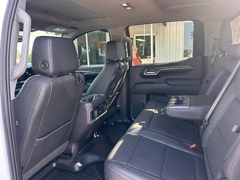 GMC Sierra 1500 4WD Crew Cab 147" SLT 2024