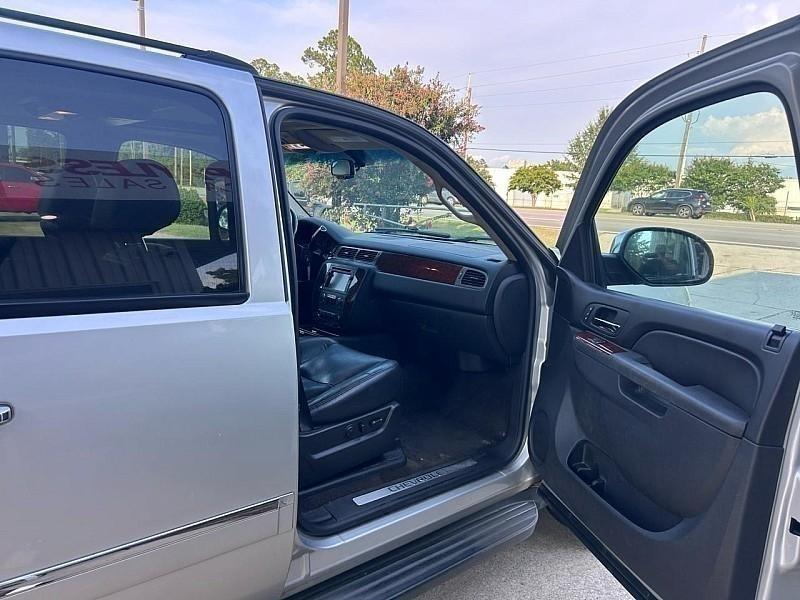 Chevrolet Suburban 4WD 4dr 1500 LTZ 2011