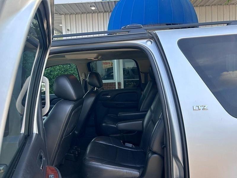Chevrolet Suburban 4WD 4dr 1500 LTZ 2011
