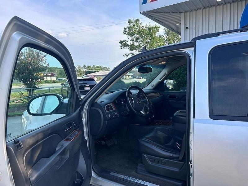 Chevrolet Suburban 4WD 4dr 1500 LTZ 2011