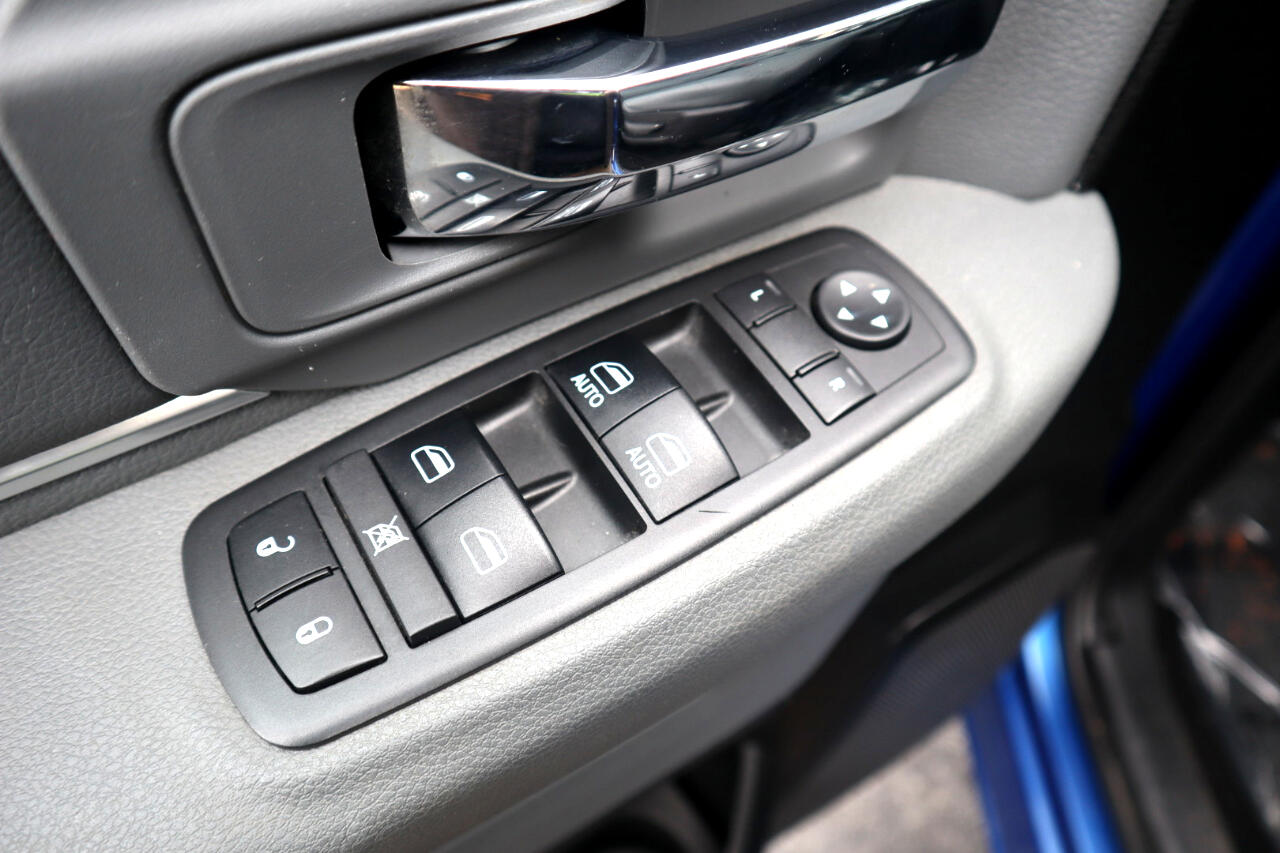 RAM 1500 Classic SLT 4x4 Crew Cab 6'4" Box 2019