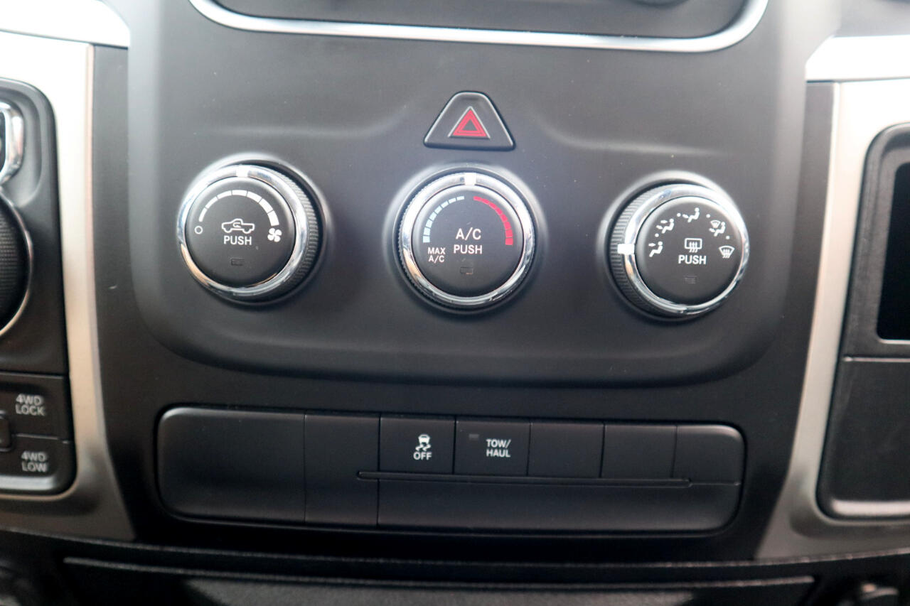 RAM 1500 Classic SLT 4x4 Crew Cab 6'4" Box 2019