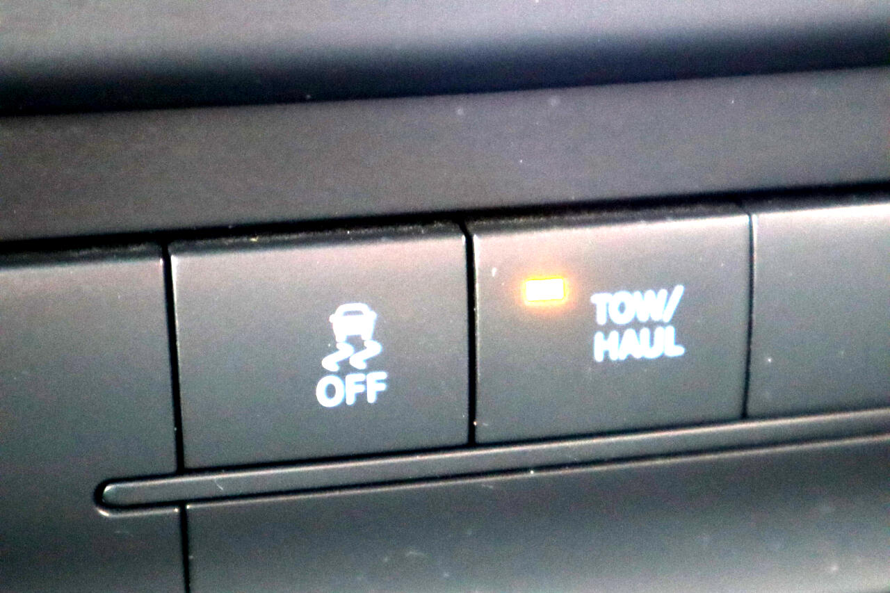 RAM 1500 Classic SLT 4x4 Crew Cab 6'4" Box 2019