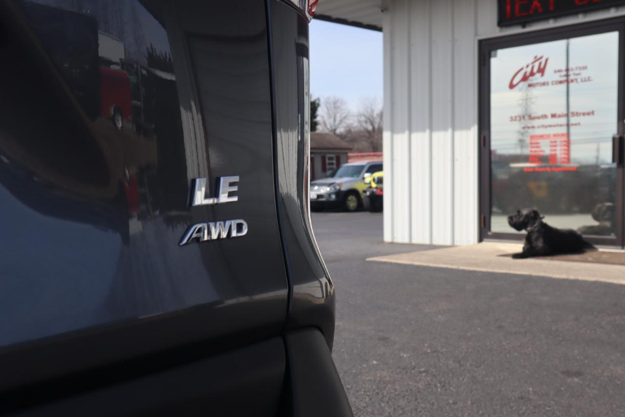 Toyota RAV4 LE AWD (Natl) 2019