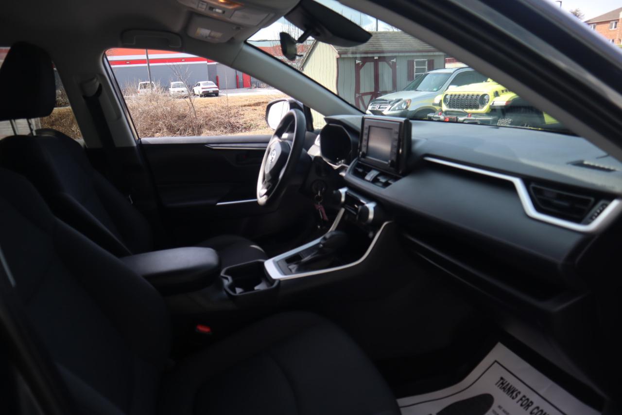 Toyota RAV4 LE AWD (Natl) 2019