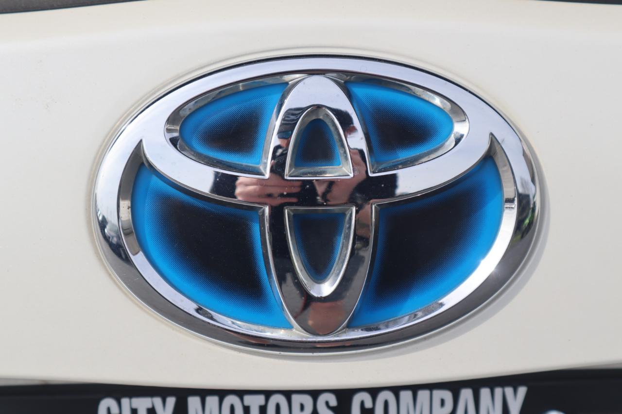 Toyota Prius 5dr HB Persona Series Special Edition (Natl) 2015