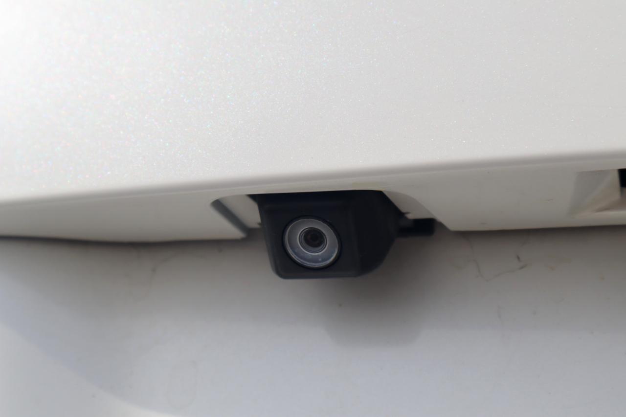 Toyota Prius 5dr HB Persona Series Special Edition (Natl) 2015