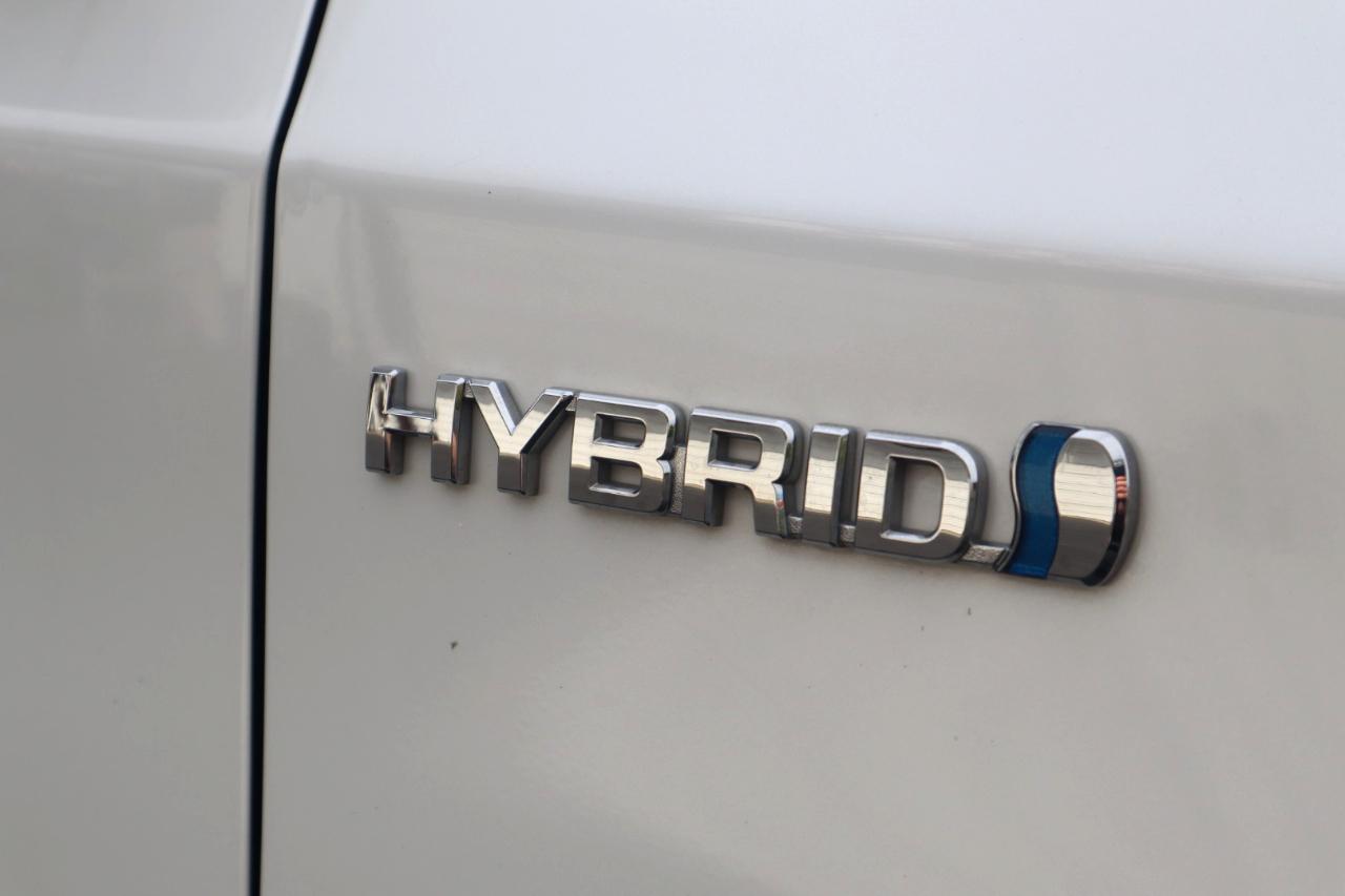 Toyota Prius 5dr HB Persona Series Special Edition (Natl) 2015