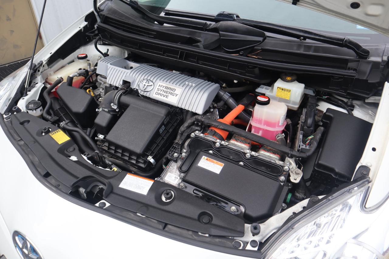 Toyota Prius 5dr HB Persona Series Special Edition (Natl) 2015