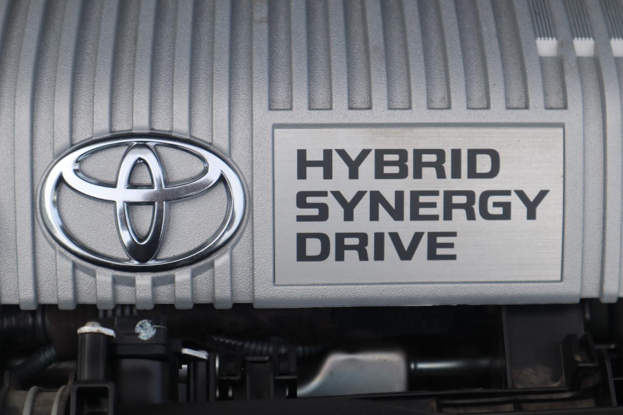 Toyota Prius 5dr HB Persona Series Special Edition (Natl) 2015