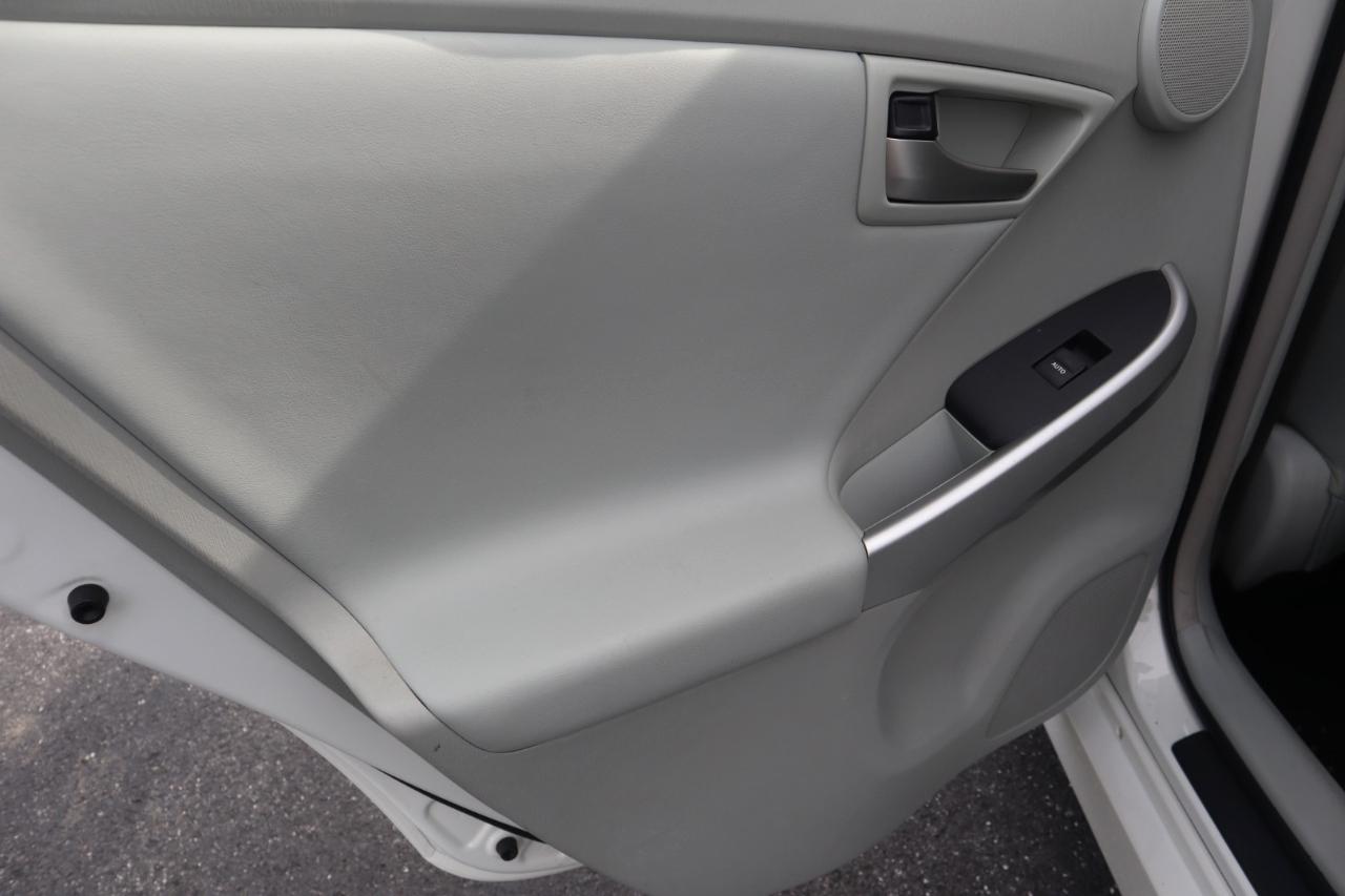 Toyota Prius 5dr HB Persona Series Special Edition (Natl) 2015